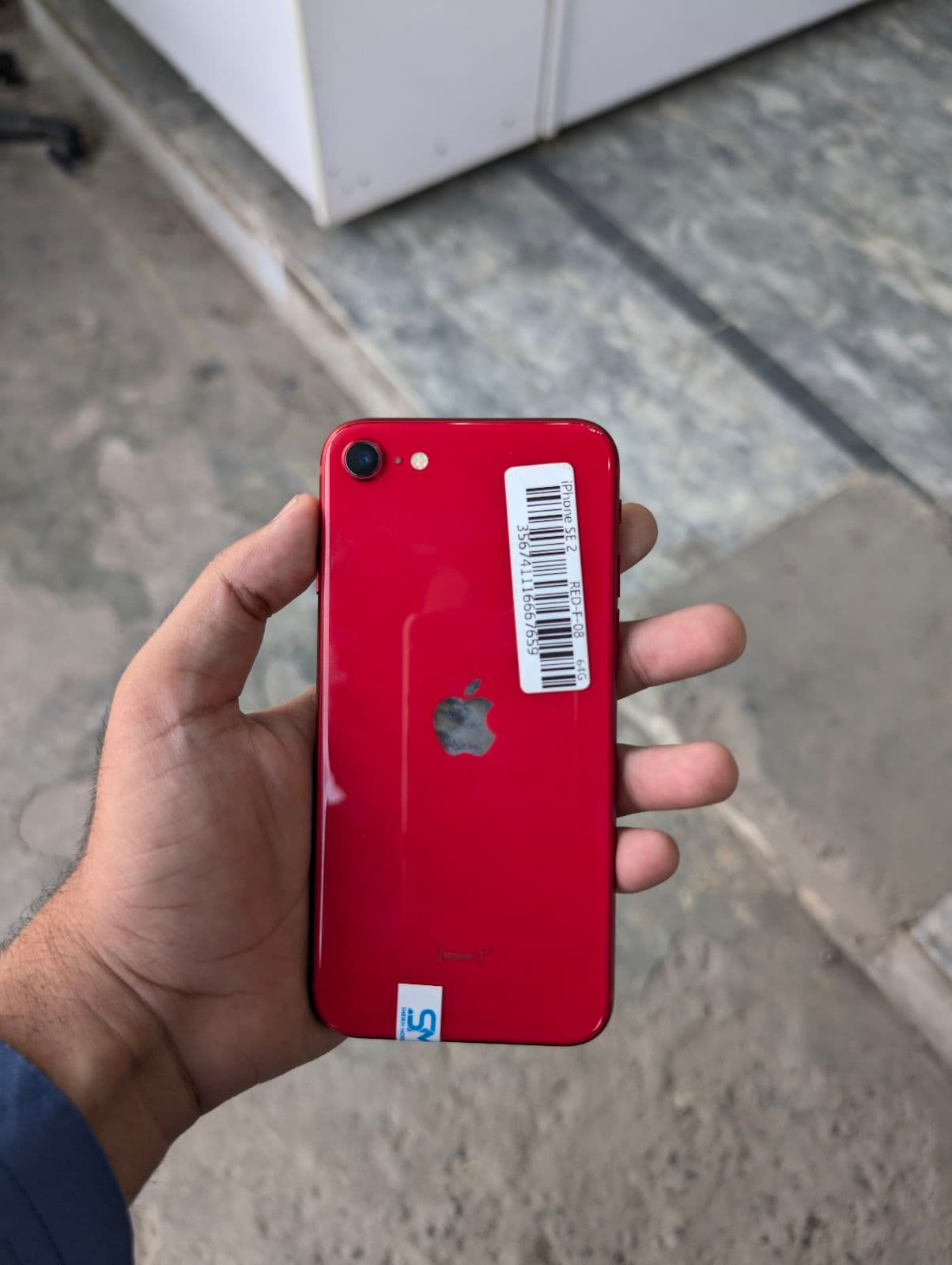 Apple iPhone SE (2020) 64GB in (PRODUCT)RED — photo 3