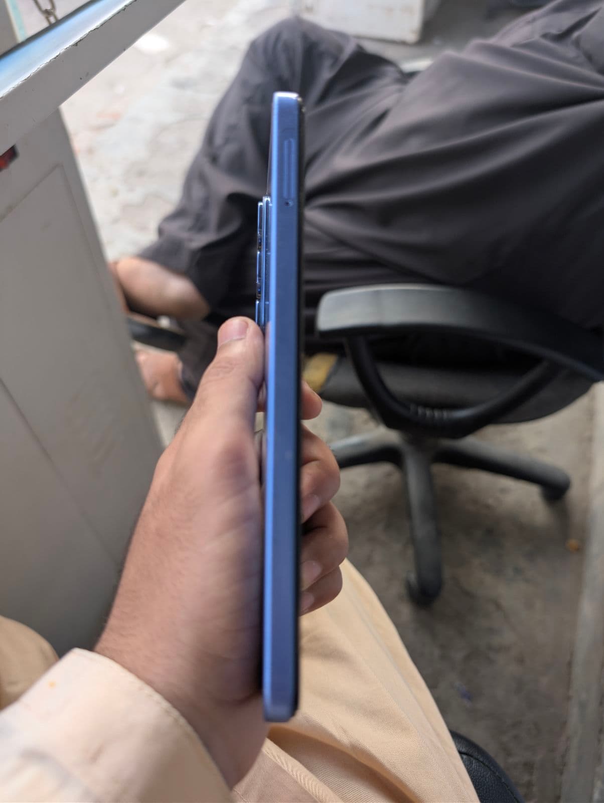 Infinix Hot 60i 6GB / 128GB in Shadow Blue — photo 2