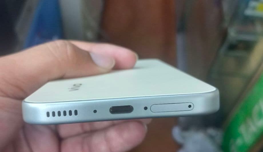 Vivo Y500 8GB / 256GB in Pearl White — photo 2