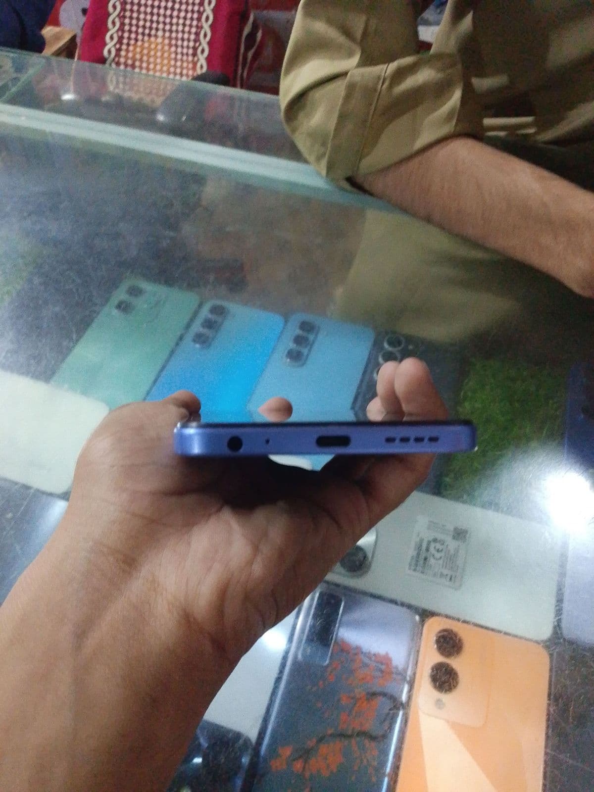 Infinix Hot 60i 6GB / 128GB in Shadow Blue — photo 5